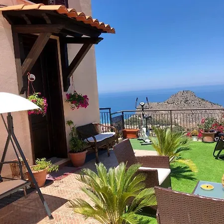 Roomantic & Piscina Idromassaggio Bed & Breakfast Cefalù