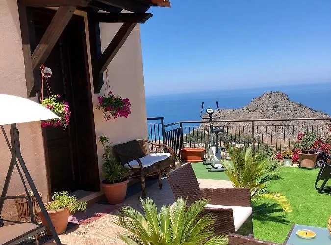 Roomantic & Piscina Idromassaggio Oda ve Kahvaltı Cefalù