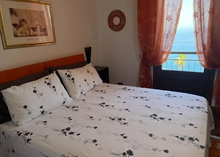 Roomantic & Piscina Idromassaggio Oda ve Kahvaltı Cefalù