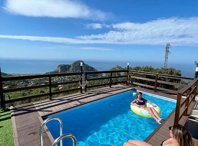 Oda ve Kahvaltı Roomantic & Piscina Idromassaggio Cefalù